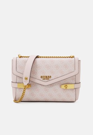 Jasnoróżowa torebka na ramię Guess z charakterystycznym wzorem logo, złotym łańcuszkiem na pasku i detalami w kolorze złotym.