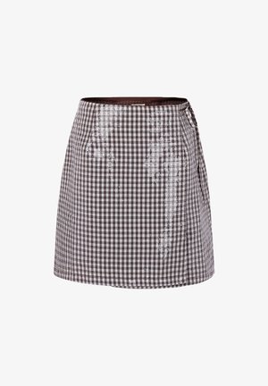 Bruine en witte geruite rok met een rechte snit, voorzien van sequins en een tailleband, gemaakt van lichte stof.