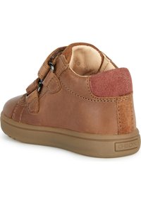 Zapato alto de cuero marrón con acentos de gamuza marrón, cierre de cordones y una suela de goma texturizada. Presenta un collar acolchado para mayor comodidad.