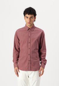 Bordeauxfarbene Cordhemd mit einem Button-Down-Kragen, langen Ärmeln und Knöpfen auf der Vorderseite. Glatte Textur und taillierte Passform.