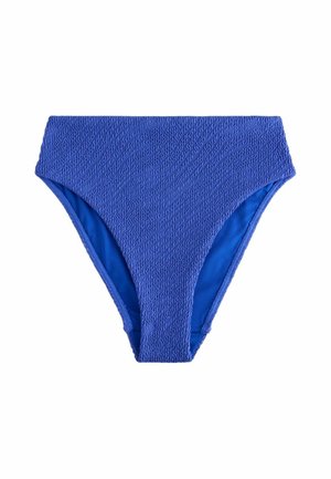Dół damskiego bikini z wysokim stanem, wykonany z teksturowanej, jasnoniebieskiej tkaniny z gładką podszewką, przedstawiony na białym tle.