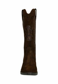 Botte western en daim marron avec un bout pointu, des coutures décoratives, des motifs découpés sur les côtés et des languettes de tirage en haut.