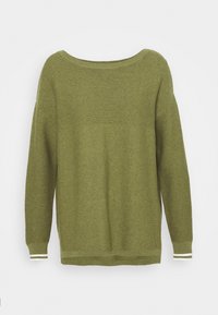 Pull vert en maille côtelée avec un col large et des manches longues. Présente des accents à rayures blanches au niveau des poignets. Texture douce et coupe décontractée.