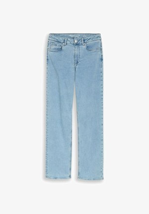 Jean en denim bleu clair à jambes droites avec bouton devant, fermeture éclair et style cinq poches, posé à plat sur fond blanc.