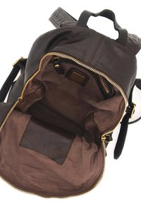 Zaino in pelle marrone con zip dorata, ampio interno, fodera in tessuto e piccolo scomparto. Texture liscia e design resistente molto apprezzabili.
