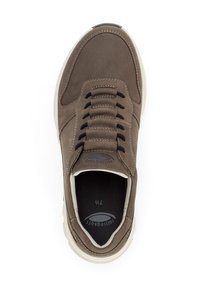 Bruine suède sneakers met zwarte veters, een crème tussenzool en een ronde neus. Voorzien van branding op de tong en een zachte binnenzool.