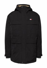 Czarna kurtka typu parka z kapturem, dwoma przednimi kieszeniami oraz naszywką z logo na piersi. Posiada regulowane ściągacze i dziergane mankiety.