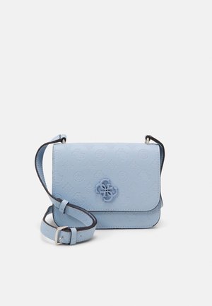 Hellblaue Leder-Umhängetasche mit geprägt gemustertem Logo, versehen mit einem vorderen Verschluss und verstellbarem Riemen. Glatte Textur und kompakte Form.