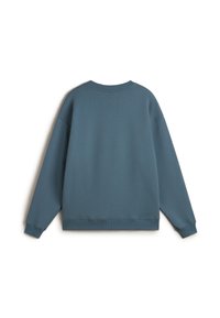 Sweat-shirt uni à manches longues col rond en bleu atténué, présenté à plat de dos, avec poignets et ourlet côtelés.