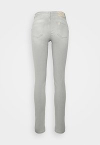 Jasnoszare obcisłe dżinsy o gładkiej fakturze, z wzorzystym paskiem i dwoma tylnymi kieszeniami. Prosty design z dopasowanym krojem.