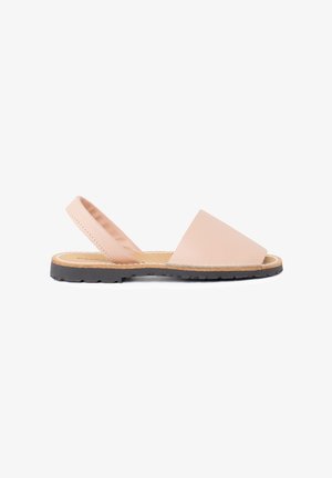 Sandal de piel rosa con diseño de punta triangular, suela plana de goma negra y correa acolchada en el tobillo.