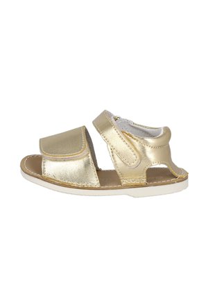 Sandalias metálicas doradas con un diseño abierto, que cuentan con dos correas ajustables y una plantilla texturizada. Suela de goma blanca para mayor soporte.