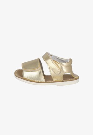 Sandalias metálicas doradas con un diseño abierto, que cuentan con dos correas ajustables y una plantilla texturizada. Suela de goma blanca para mayor soporte.