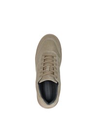 Beige sneaker met een textuur bovenkant, gladde veters en een ronde neus. Heeft een gevoerde inlegzool en een rubberen zool voor grip.