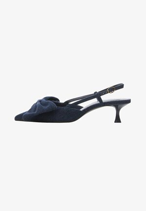 Slingback à talon kitten bleu marine avec bout pointu et grand nœud en tissu sur le dessus.