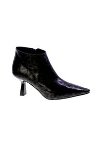 Stivaletto alla caviglia in pelle nera con punta appuntita e tacco alto, corto e affusolato, mostrato di profilo su sfondo bianco.