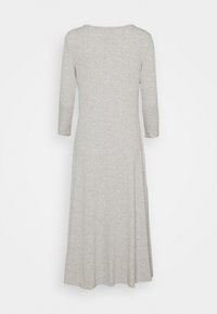 Graues Jersey-Kleid mit Dreiviertelärmeln, rundem Ausschnitt und einem fließenden A-Linien-Schnitt, das über eine glatte Textur und ein schlichtes Design verfügt.