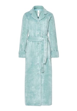 Túnica larga turquesa hecha de un tejido suave y texturizado, con cuello, botones frontales y un cinturón a juego. Tiene mangas largas y bolsillos laterales.