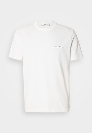 Biała bawełniana koszulka z okrągłym dekoltem i krótkimi rękawami. Na lewej stronie klatki piersiowej znajduje się małe czarne logo w formie napisu.