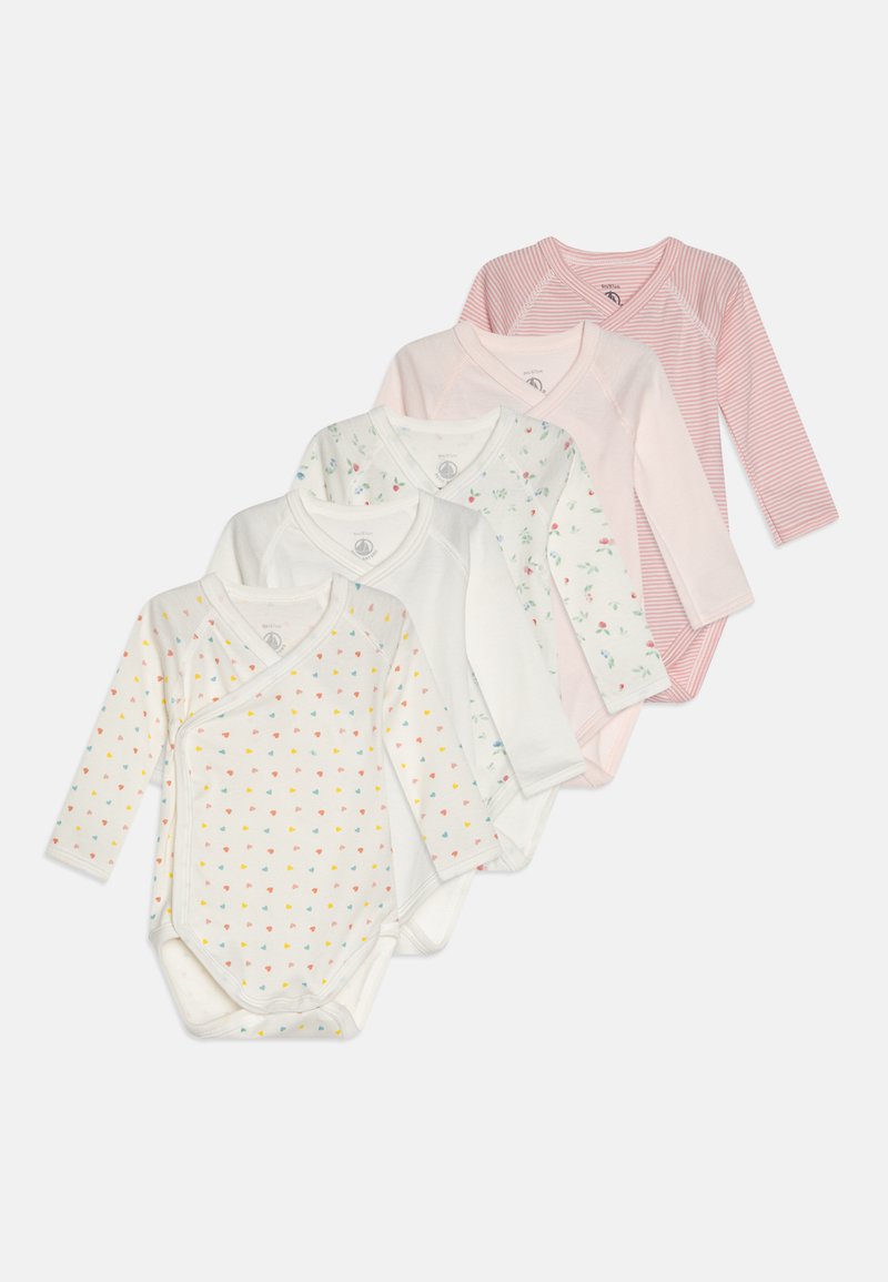 Cinq bodies à manches longues pour bébé de couleurs variées : blanc avec des cœurs multicolores, floral blanc, rose pâle uni et rayures roses.