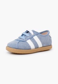 Scarpa di tela blu con strisce bianche, punta rotonda, design con lacci e suola in gomma leggera marrone chiaro con texture. Accentuata da un'etichetta sul tallone bianca.