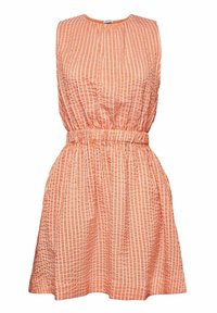 Robe sans manches orange avec des rayures blanches verticales, taille froncée et tissu texturé. Elle possède un col rond et une jupe évasée.