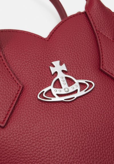 Vivienne Westwood JOSEPHINE HEART CROSSBODY - Käekott - red