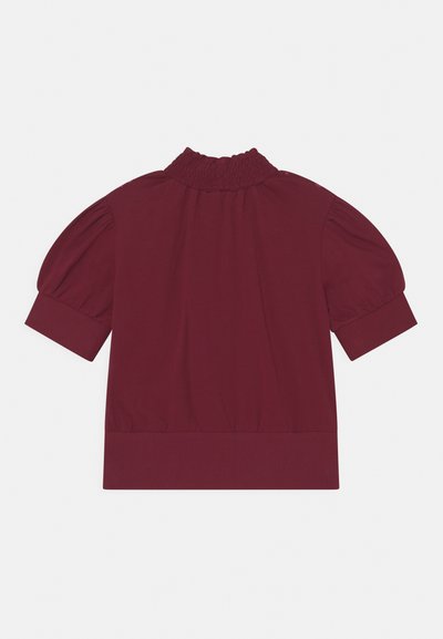 Top cor de bordeaux com colarinho alto franzido, mangas curtas bufantes e bainha plissada. Feito de um tecido suave com uma textura lisa.