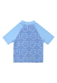Camisa de manga corta azul claro con un patrón de huellas de patas en un azul más oscuro. Fabricada con un material suave y flexible, con un diseño de cuello clásico.