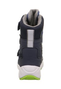 Námořnické modré vysoké tenisky s šedým podšívkou, bílým proužkem, suchými zipy a texturovanou gumovou podrážkou s zelenými akcenty.