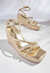 Next FOREVER COMFORT® SQUARE TOE ROPE WEDGES - Täistallaga sandaalid - gold