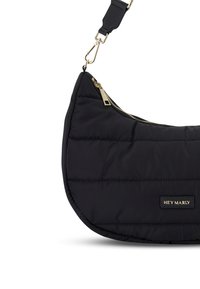 Schwarze gesteppte Schultertasche aus weichem, gepolstertem Material. Mit einem Reißverschluss in Goldoptik, einem verstellbaren Trageriemen und einem geprägten Logodesign.