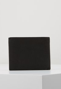 Svart lær lommebok med en glatt tekstur, bifold design og minimalistisk utseende. Ingen synlige logoer eller mønstre.