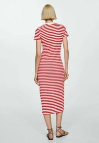 Robe midi à rayures rouges et blanches avec une silhouette ajustée, des manches courtes et un col rond. Tissu doux ; texture lisse.