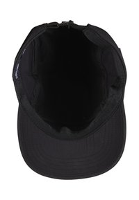 Svart caps med myk stoff, buet skjerm og sømdetaljer. Innvendig er det en ensfarget svart fôr uten synlig merking eller funksjoner.