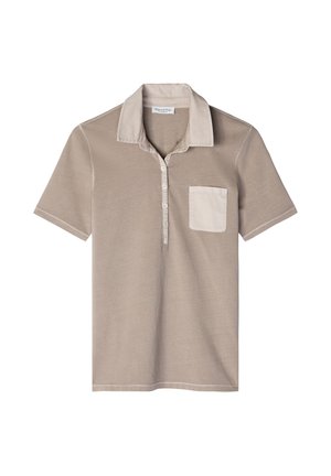 Beige poloshirt met korte mouwen, contrasterende lichtere kraag, voorzak en knopenstrook, plat uitgespreid op een witte achtergrond.