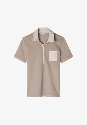 Beżowa koszulka polo z krótkim rękawem, z kontrastowym jaśniejszym kołnierzem, przednią kieszenią i plisą na guziki, ułożona płasko na białym tle.
