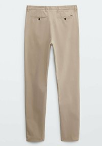 Chino beige con una vestibilità slim, realizzati in cotone liscio. Presentano due tasche posteriori con chiusura a bottone e un design a parte davanti.