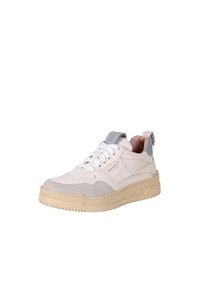 Sneaker bianchi con dettagli beige, caratterizzati da una combinazione di texture liscia e scamosciata, suola spessa e una linguetta sul tallone.