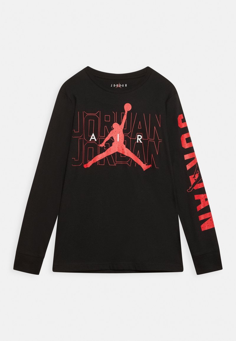Černé tričko s dlouhými rukávy, které má velký červený grafický design loga Jumpman a text "JORDAN", s texturovanými detaily a kulatým výstřihem.