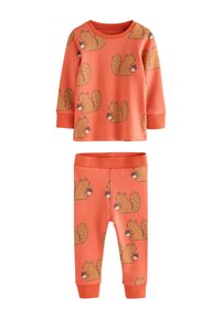 To-delt børnepyjamasæt i orange med egernprint. Blødt bomuldsstof med lange ærmer og elastik i taljen for komfort.