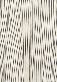 Tissu crème avec des fines rayures verticales noires espacées régulièrement, montrant des plis subtils et une texture.