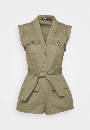 Ærmeløs khaki romper med reverskrave, knapper foran, fire lommer med klap og bælte bundet i taljen.