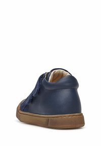 Sneaker in pelle blu navy con dettagli in tessuto testurizzato, suola in gomma e imbottitura attorno alla caviglia per il comfort. Design casual.