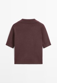 Kortærmet, bordeaux polo shirt fremstillet af blødt strikstof. Har en krave og ribbede manchetter. Bagviewet viser et minimalistisk design.