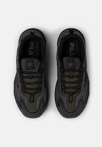 Sneaker neri e verde oliva con una superficie texturizzata, punta arrotondata e suola in gomma spessa. Presentano dettagli del logo e lacci.