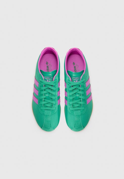 adidas TOKYO W - Zapatillas - court green/purple burst/gum — photo 6