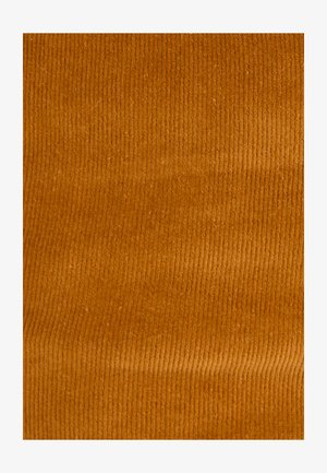 Tissu en velours côtelé de couleur marron doré chaud, avec des côtes verticales, une texture douce et un motif uniforme.