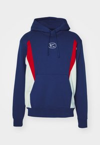 Hoodie bleu marine avec des panneaux latéraux rouge et bleu clair, cordons de serrage ajustables, poche avant et un logo blanc sur la poitrine.