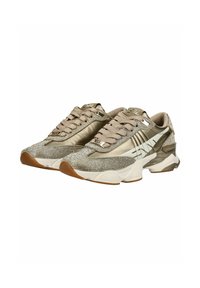 Sneaker beige chiaro con tessuto metallizzato testurizzato e dettagli riflettenti. Presentano una suola imbottita e un design classico con lacci.